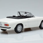 Alfa Romeo 2000 Spider Weiss Norev 1:18 - image 2 of 7