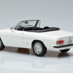 Alfa Romeo 2000 Spider Weiss Norev 1:18 - image 6 of 7