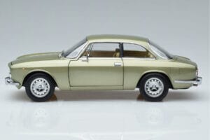 Alfa Romeo GTV 2000 Grün Limitierte Auflage Norev 1:18 187913 Metall – Bild 4 von 7