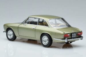 Alfa Romeo GTV 2000 Grün Limitierte Auflage Norev 1:18 187913 Metall – Bild 6 von 7