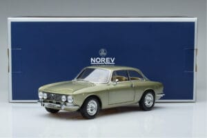Alfa Romeo GTV 2000 Grün Limitierte Auflage Norev 1:18 187913 Metall – Bild 7 von 7