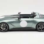 Aston Martin V12 Speedster Grün Metallic GT Spirit 1:18 - image 3 of 6