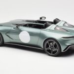 Aston Martin V12 Speedster Grün Metallic GT Spirit 1:18 - image 5 of 6