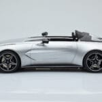 Aston Martin V12 Speedster Silber GT Spirit 1:18 - image 3 of 6