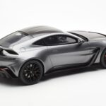 Aston Martin V12 Vantage Magnetic Silber GT Spirit 1:18 - image 2 of 6