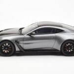 Aston Martin V12 Vantage Magnetic Silber GT Spirit 1:18 - image 3 of 6