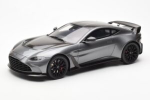 Aston Martin V12 Vantage Magnetic Silber GT Spirit 1:18