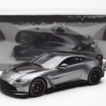 Aston Martin V12 Vantage Magnetic Silber GT Spirit 1:18 - image 6 of 6