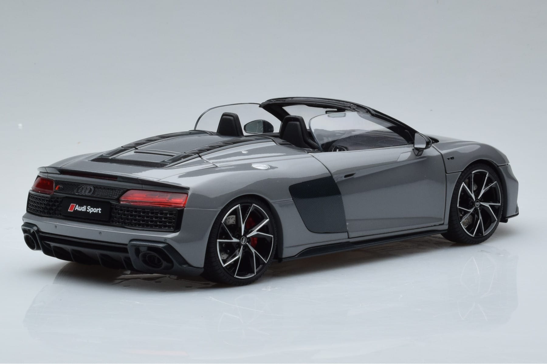 Audi R8 Spyder Performance Nardo Grau Kengfai 1:18 VAKF-0352 Metall – Bild 3 von 11