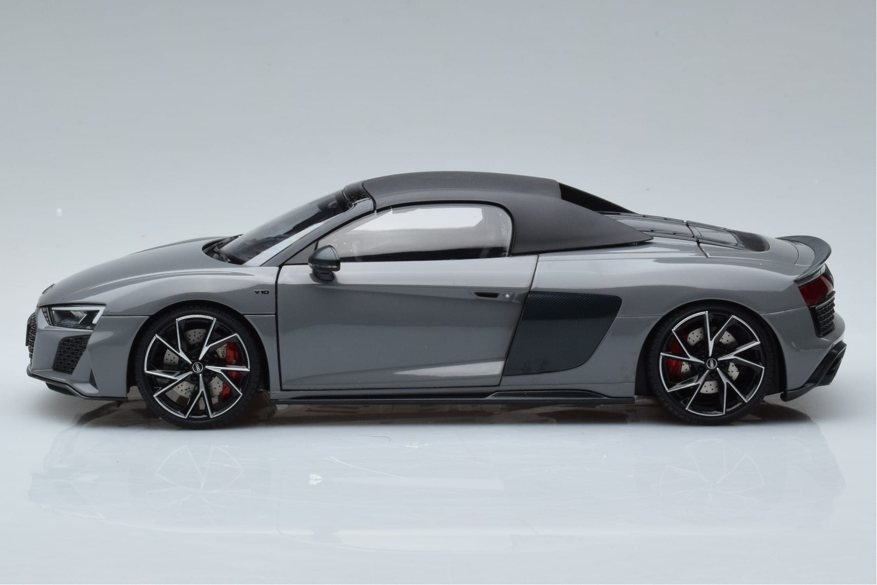 Audi R8 Spyder Performance Nardo Grau Kengfai 1:18 VAKF-0352 Metall – Bild 5 von 11