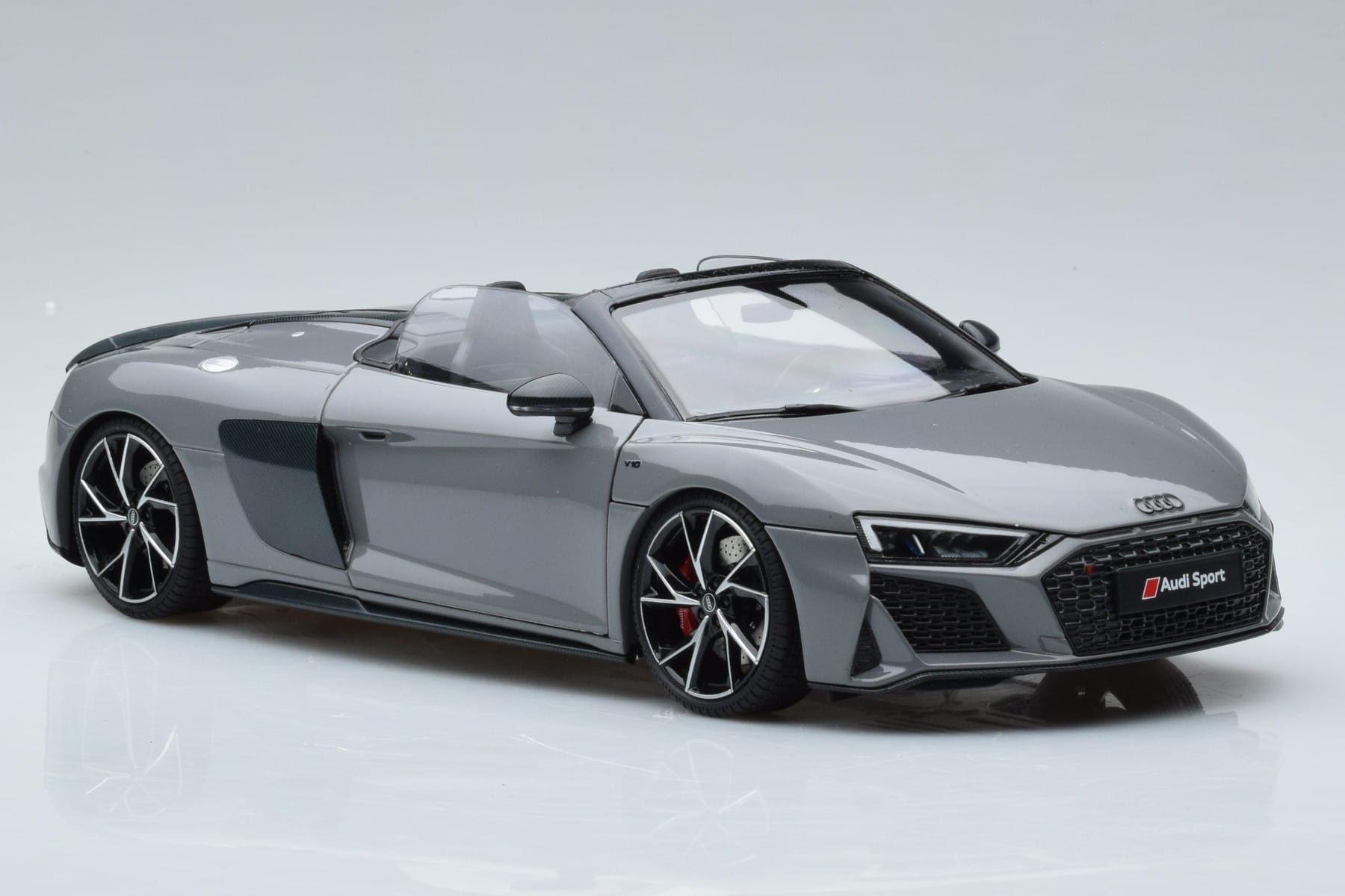 Audi R8 Spyder Performance Nardo Grau Kengfai 1:18 VAKF-0352 Metall – Bild 7 von 11