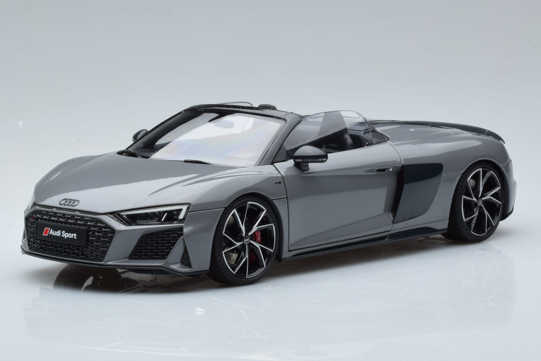 Audi R8 Spyder Performance Nardo Grau Kengfai 1:18 VAKF-0352 Metall