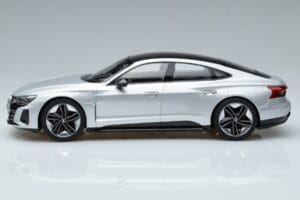 Audi RS e-tron GT Silber Norev 1:18 188381 Metall – Bild 3 von 6
