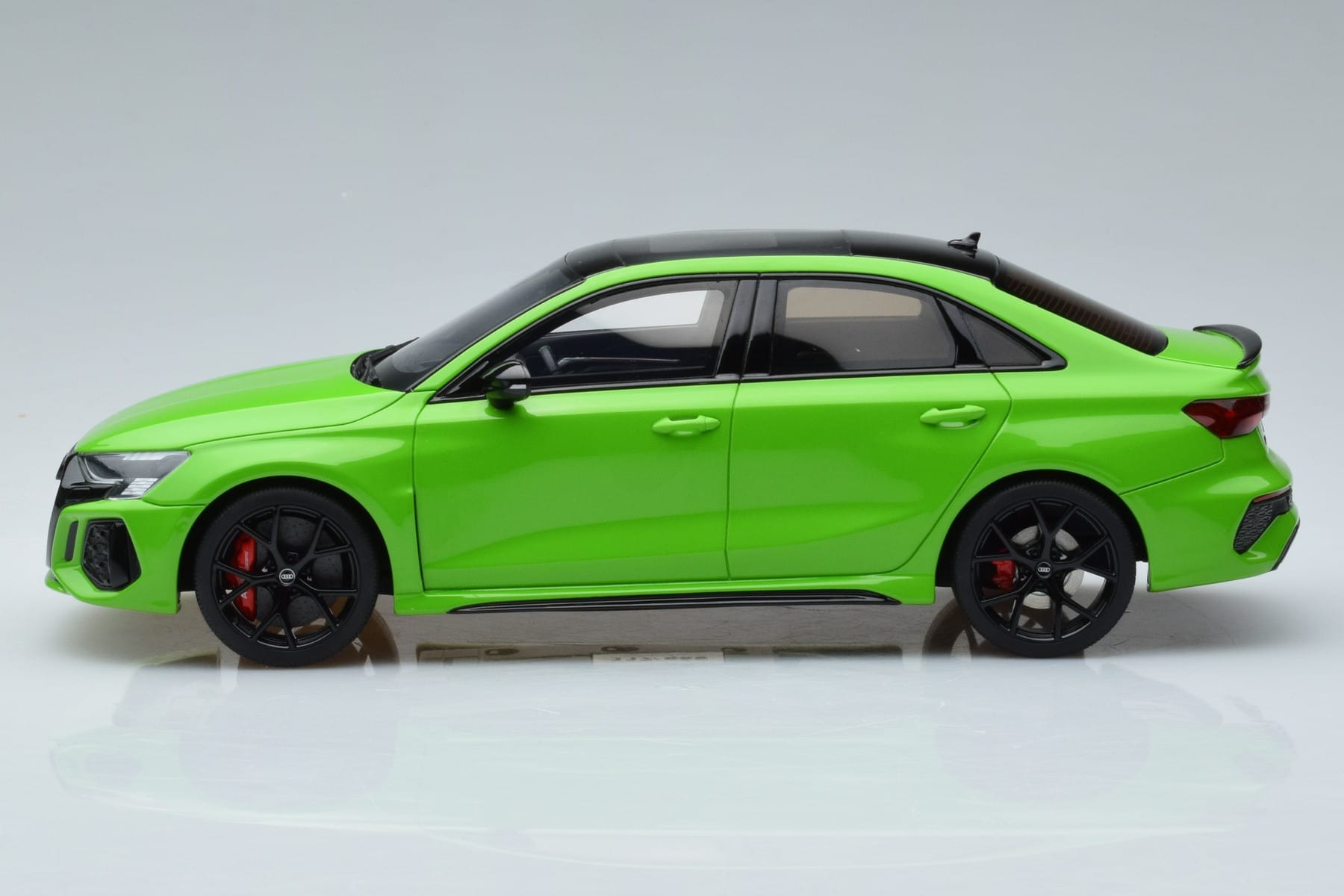 Audi RS3 8Y Limousine Grün GT Spirit 1:18 GT414 Resin – Bild 3 von 6