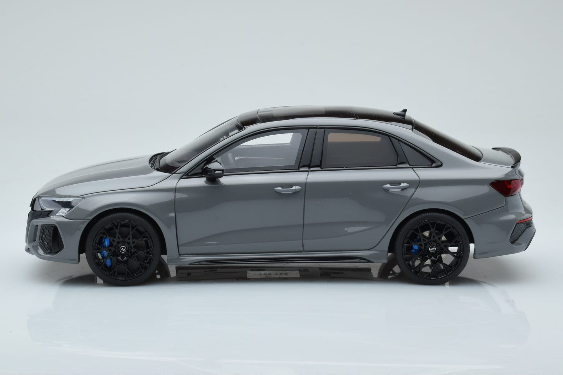 Audi RS3 8Y Limousine Performance Edition Grau GT Spirit 1:18 GT885 Resin – Bild 3 von 6