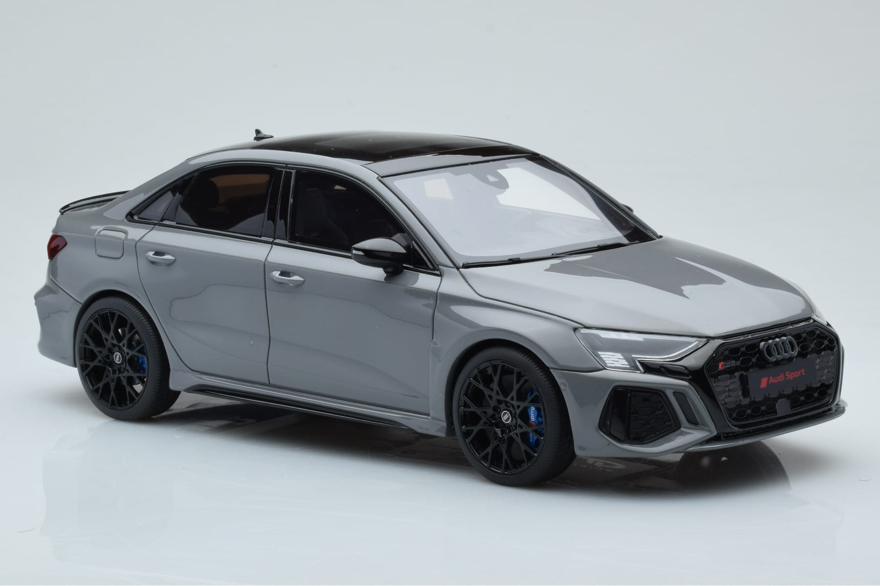 Audi RS3 8Y Limousine Performance Edition Grau GT Spirit 1:18 GT885 Resin – Bild 4 von 6