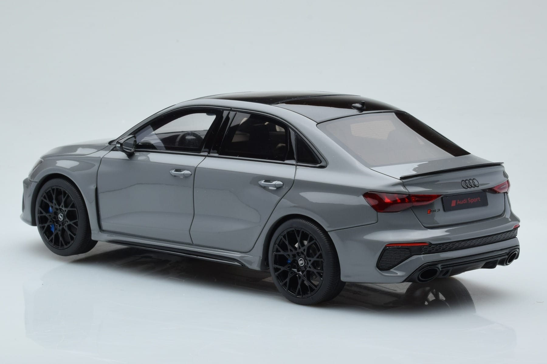 Audi RS3 8Y Limousine Performance Edition Grau GT Spirit 1:18 GT885 Resin – Bild 5 von 6