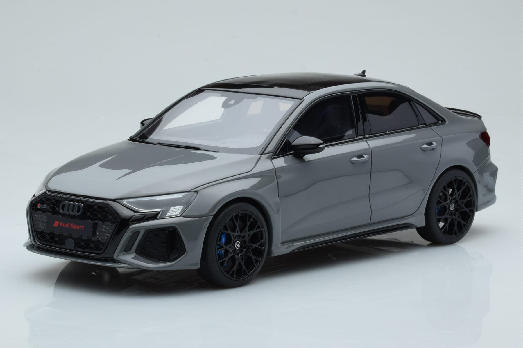 Audi RS3 8Y Limousine Performance Edition Grau GT Spirit 1:18 GT885 Resin