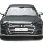 Audi S8 D5 Grau GT Spirit 1:18 - image 4 of 5