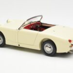 Austin-Healey Sprite Mk I Open Old English Weiss Kyosho 1:18 - image 7 of 8