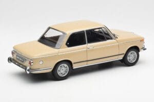 BMW 2002 Ti E10 Sahara Beige Kyosho 1:18 08541BG Metall – Bild 3 von 8