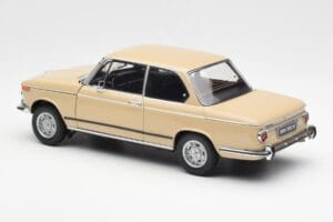 BMW 2002 Ti E10 Sahara Beige Kyosho 1:18 08541BG Metall – Bild 7 von 8