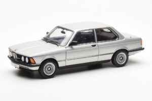 BMW 323i E21 Aspen Silber AUTOart 1:18