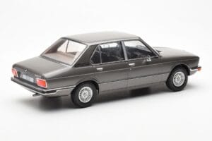 BMW 520i E28 Grau MCG 1:18 MCG18121 Metall – Bild 2 von 6