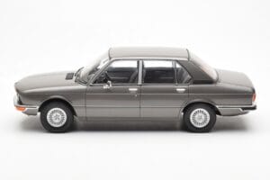 BMW 520i E28 Grau MCG 1:18 MCG18121 Metall – Bild 3 von 6