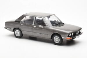 BMW 520i E28 Grau MCG 1:18 MCG18121 Metall – Bild 4 von 6