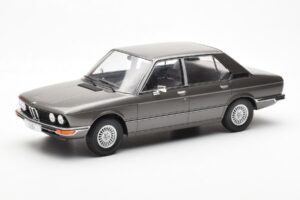 BMW 520i E28 Grau MCG 1:18