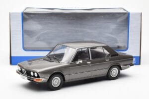 BMW 520i E28 Grau MCG 1:18 MCG18121 Metall – Bild 6 von 6