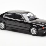 BMW 540i E34 Schwarz Metallic MCG 1:18 - image 4 of 6
