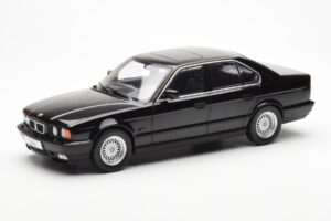 BMW 540i E34 Schwarz Metallic MCG 1:18