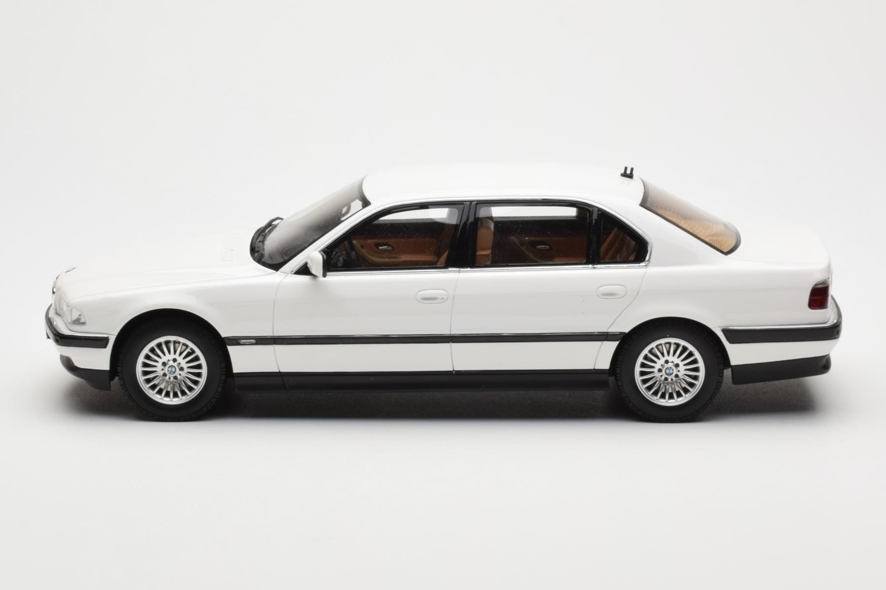 BMW 750iL E38 Asia Exclusive Weiss Otto 1:18 OT836 Resin – Bild 3 von 6