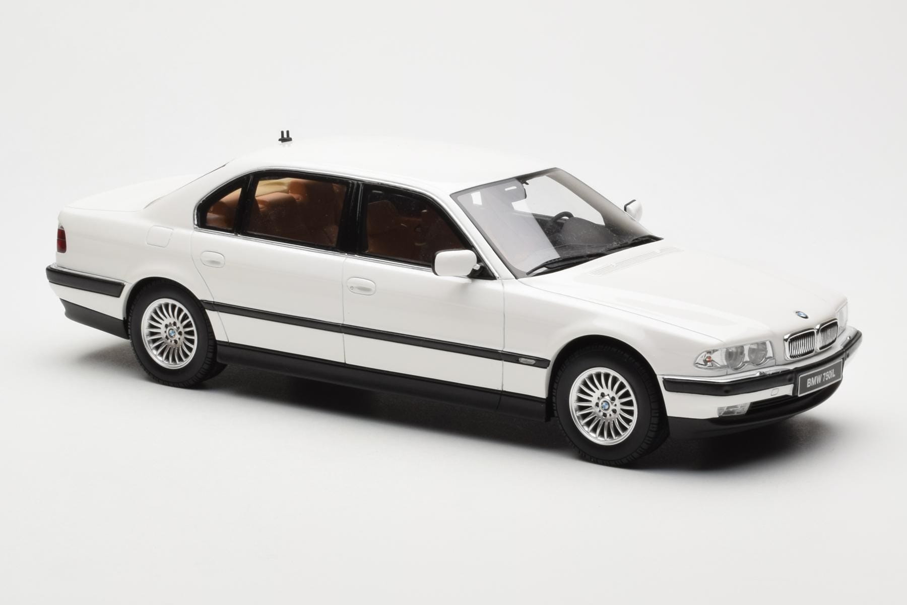BMW 750iL E38 Asia Exclusive Weiss Otto 1:18 OT836 Resin – Bild 4 von 6