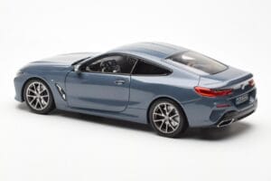 BMW 850i G15 Barcelona Blue Metallic Norev 1:18 80432450995 Metall – Bild 7 von 8