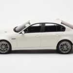 BMW M3 E90 Limousine Weiss GT Spirit 1:18 - image 3 of 6