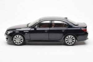 BMW M5 E60 Carbon Schwarz Kyosho 1:18 08593BK Metall – Bild 4 von 8