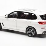 BMW X5 G05 Weiss Paragon 1:18 - image 7 of 8