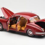 Daimler 250 V8 Rot Paragon 1:18 - image 5 of 8