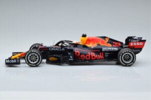 Red Bull Racing RB16B #33 M. Verstappen Abu Dhabi GP F1 World Champion 2021 Minichamps 1:18 110212333 Metall – Bild 3 von 6
