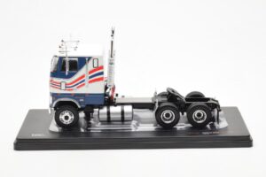 Ford CL 9000 Weiss Blau IXO 1:43