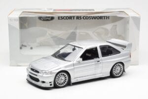 Ford Escort RS Cosworth Straßenfahrzeug Silber UT Models 1:18 22706 Metall – Bild 2 von 6