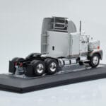 GMC General SBFA Silber IXO 1:43 - image 2 of 6