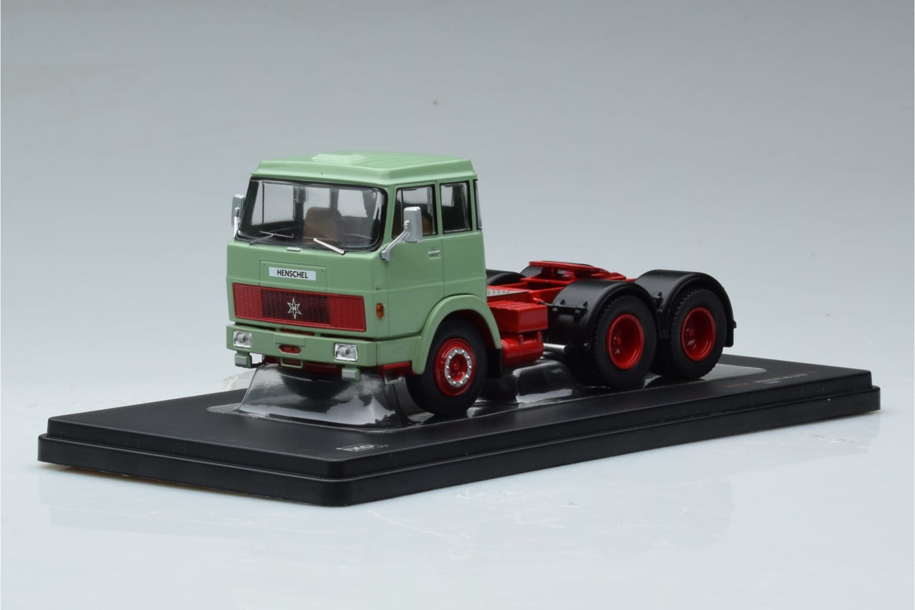 Henschel HS 19 TS Grün IXO 1:43 TR151 Metall