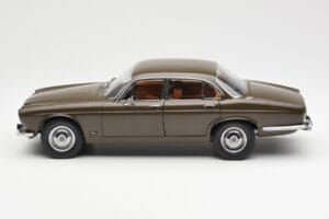 Jaguar XJ6 Series 1 4.2 Sable Braun Paragon 1:18 2011004 Metall – Bild 4 von 8