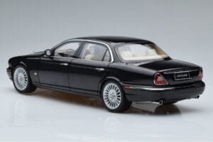 Jaguar XJ6 X350 Ebony Schwarz Almost Real 1:18 810501 Metall – Bild 6 von 11