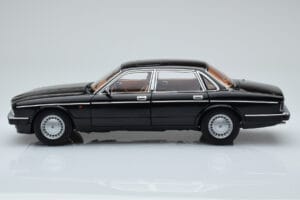 Jaguar XJ6 XJ40 Ebony Schwarz Almost Real 1:18 810543 Metall – Bild 4 von 11