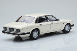 Jaguar XJ6 XJ40 Glacier Weiss Almost Real 1:18 810542 Metall – Bild 3 von 11
